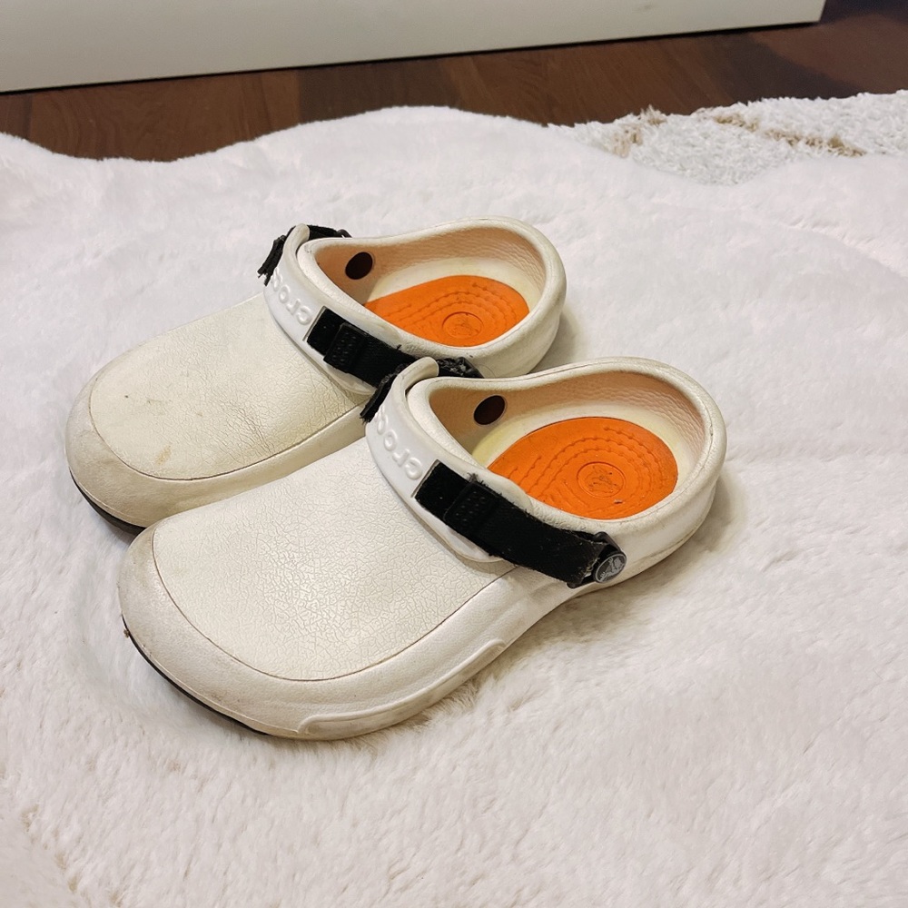 Crocs shoes - Women size 7 - Men size 5